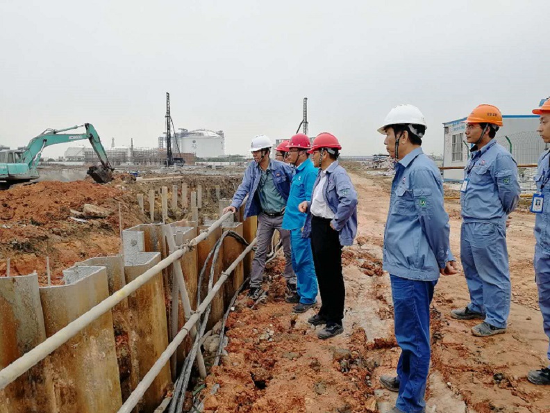 2018年4月23日，股份公司副總裁、科技公司總經(jīng)理李漢初檢查南區(qū)事故水池施工現(xiàn)場(chǎng).jpg